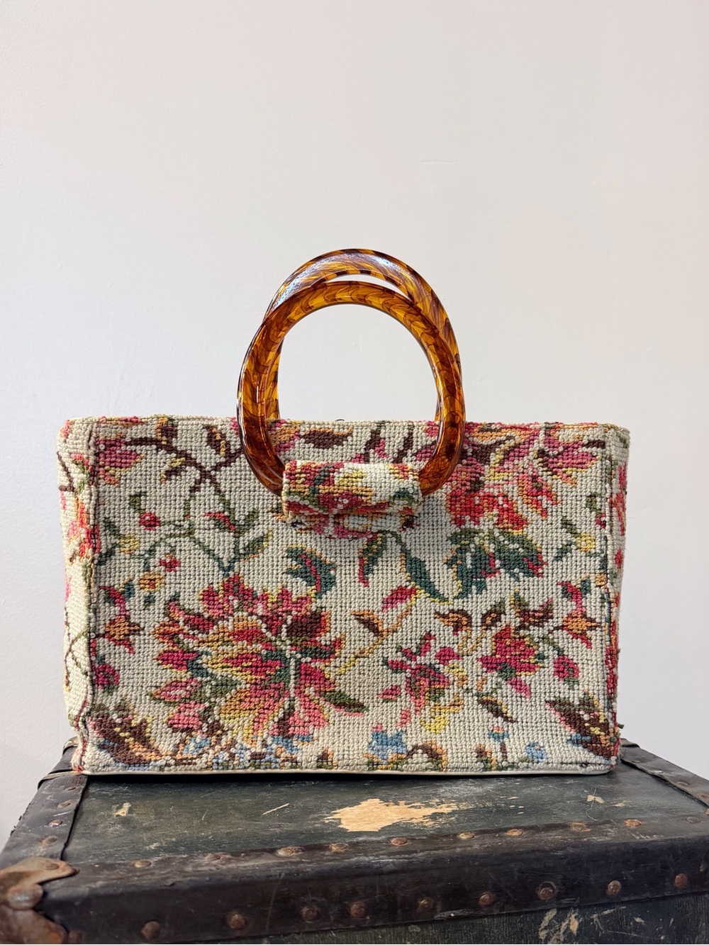 VINTAGE JR FLORIDA USA TAPESTRY HAND BAG PURSE LUCITE HANDLES